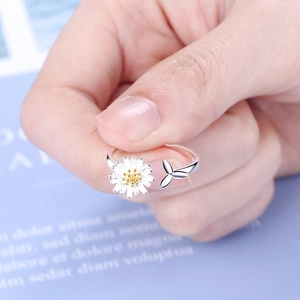 Minimalistische madeliefjes ring in zilver met witte bladeren en gouden kern