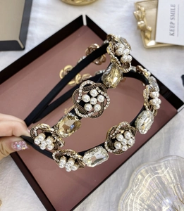 Vue détaillée du serre-tête baroque avec strass vintage et perles de fantaisie
