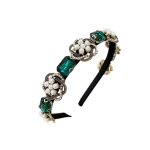Serre-tête baroque vintage avec cristaux émeraude et fleurs de perles sur fond blanc