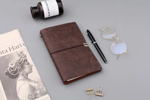 Detailansicht eines braunen A6 Vintage-Notizbuchs aus Kunstleder mit Gummiband