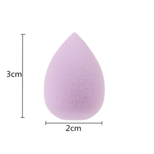 Detalle de una mini esponja de maquillaje morada en forma de gota de 3cm por 2cm