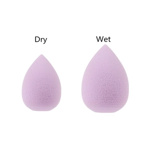 Comparación de tamaño de una esponja de maquillaje púrpura en estado seco y húmedo