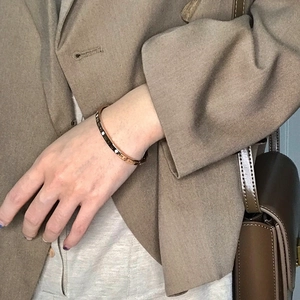 Roségoldenes Armreif mit römischen Ziffern am Handgelenk für minimalistischen Stil