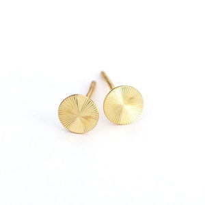 Exquisite S925 sterling silver golden circular stud earrings with sunburst texture