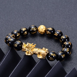 Bracelet Feng Shui en obsidienne avec Pi Xiu doré et perles mantra sur socle noir
