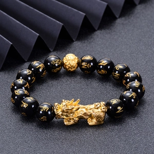 Détail du bracelet feng shui en obsidienne avec Pi Xiu doré et perles mantra