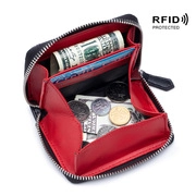 Dettaglio interno di un portafoglio in pelle con protezione RFID e porta monete