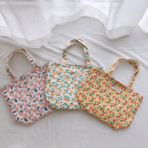 Lot de trois sacs à main en toile avec imprimés pêche, orange et citron, vue à plat