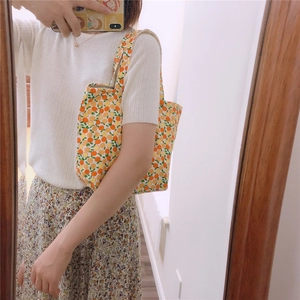 Selfie miroir montrant un petit sac cabas en coton avec motifs d'agrumes