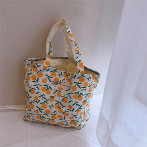 Détails d'un sac en toile avec imprimé orange et fermeture éclair de sécurité