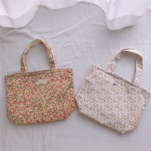 Vue détaillée de sacs en coton à motifs floraux délicats avec étiquettes en tissu