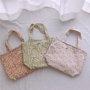 Trois sacs cabas en coton fleuri avec écussons motifs animaux sur fond de tissu blanc doux