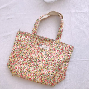 Sac fourre-tout fleuri en coton avec fermeture éclair et détail logo sur lin blanc