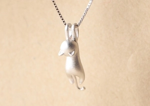 Creative S925 sterling silver playful cat pendant necklace with frosted finish for women