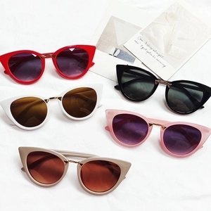 Retro cat-eye sunglasses for women in red, black, white, pink and beige oval frames