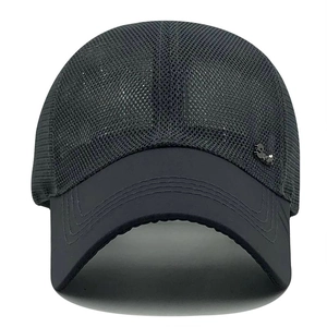 Détail de casquette de baseball en maille noire avec logo métallique et tissu aéré