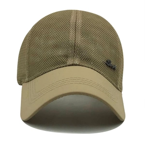 Détail du tissu en maille kaki respirant et de l'emblème Sport sur la casquette de baseball