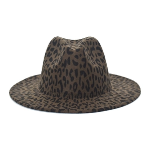 Dettaglio del cappello fedora leopardato che mostra la trama in feltro e la tesa larga