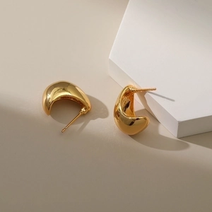 Minimalist 18K gold plated C-shaped pea earrings with polished mirror finish surface