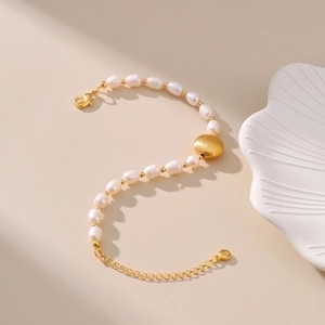 Elegant freshwater pearl bracelet with a frosted gold metal bead and adjustable clasp