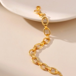 18K gold-plated chunky curb chain bracelet with oval links and metallic luster for unisex wear