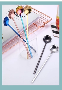 Détail de cuillères à long manche en acier inoxydable aux six finitions métalliques colorées