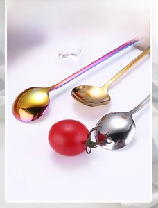 Détail de cuillères en acier inoxydable à long manche avec finition miroir polie