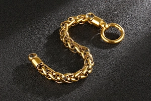 Détail du bracelet chaîne en acier doré avec un grand fermoir à ressort circulaire