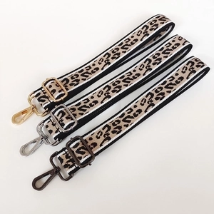 Tracolla regolabile in tela leopardata con ganci in metallo oro, argento e nero fumo