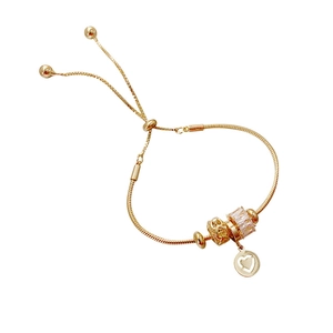 Modisches goldfarbenes Schlangenarmband mit Herzanhängern und Zirkonia-Perlen