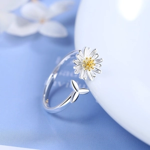 Minimalistische madeliefje open ring met gouden details en blad voor vrouwen