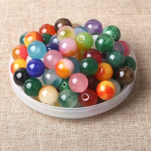 Bunte assortierte Natursteinperlen für DIY-Schmuckherstellung und Bastelprojekte im Set
