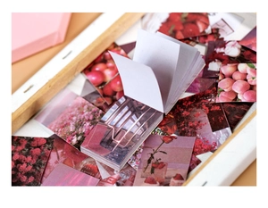 Détail du carnet d'autocollants DIY avec motifs fleurs et fruits sur plateau blanc