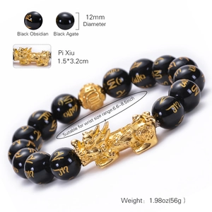 Bracelet Feng Shui pour hommes avec Pi Xiu doré et perles d'obsidienne 12mm sur fond blanc