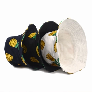 Details von hochwertigen Baumwoll-Fischerhüten mit Ananas-Print in Schwarz, Marine und Weiß