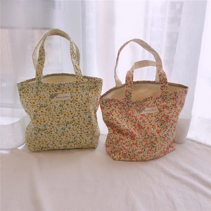 Détails de sacs à main en toile à fleurs avec motifs doux et deux poignées