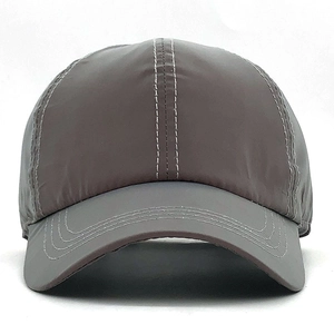 Detailansicht der grauen reflektierenden Baseballkappe mit Premium-Nylon-Textur und Nähten