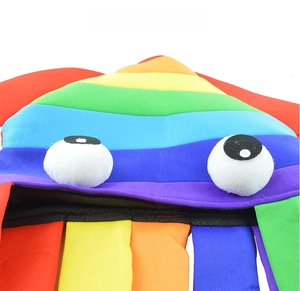 Detail van de regenboog-octopusmuts met grote pluchen ogen en netvoering