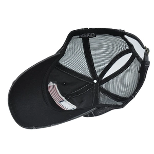 Vista interna del cappellino in cotone con patch bandiera USA e cuciture rinforzate