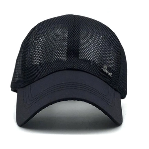 Détail de casquette de baseball en maille noire avec logo Sport et tissu respirant