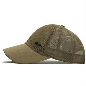 Détail de la casquette de baseball en mesh kaki avec emblème Sport et design respirant