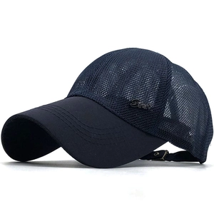 Vue détaillée de la casquette sport bleu marine respirante avec badge en métal latéral