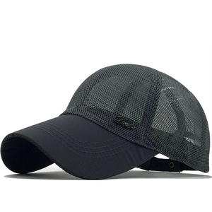 Casquette de baseball en maille gris foncé respirante avec bord large et logo Sport