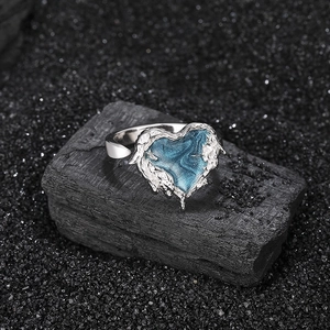 925 Silber Herzring mit blauer Emaille-Textur auf dunklem Holzkohle-Hintergrund
