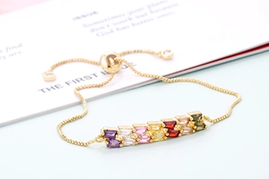 Macro-opname van verstelbare gouden armband met kleurrijke rechthoekige regenboogkristallen
