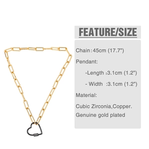 Vue détaillée du collier chaîne trombone dorée avec cadenas en cœur noir et du zircon
