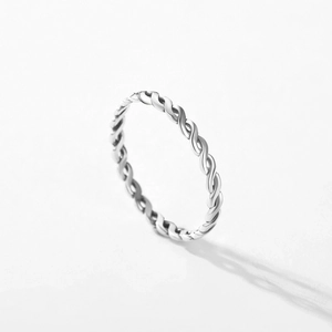 Minimalistischer S925 Sterlingsilber geflochtener Ring mit polierter Oberfläche