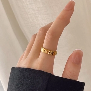 18K gold heart-shaped wheat ear ring featuring minimalist geometric embossed patterns