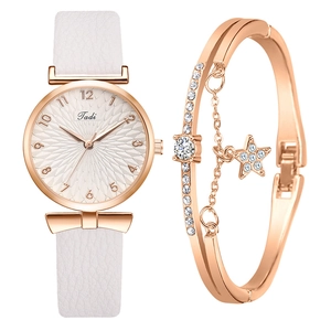 Détail d'une montre femme en or rose avec cadran blanc et bracelet étoile assorti