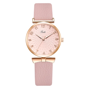 Montre quartz femme rose avec boîtier rose doré et cadran floral sur fond blanc pur